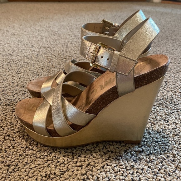 Sam Edelman Gold Wedge Strappy Sandals Size 7 in EUC - Picture 2 of 8